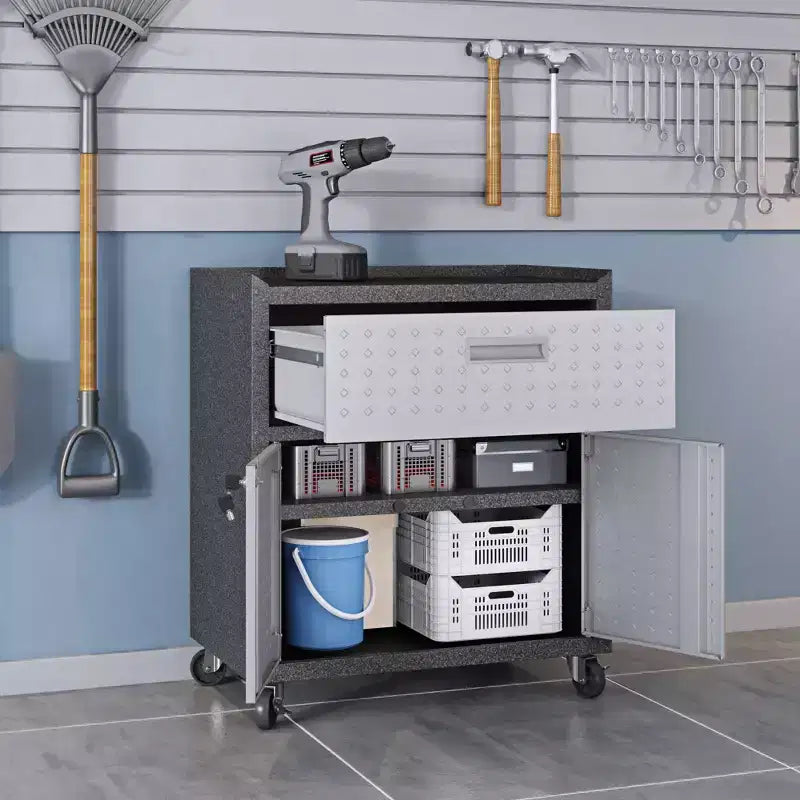 Manhattan Comfort Fortress Set Garage 3 pz Mobile Salvaspazio Armadio e Banco da Lavoro 2.0 Grigio: Deposito con Serratura, Ripiani Regolabili, Ruote